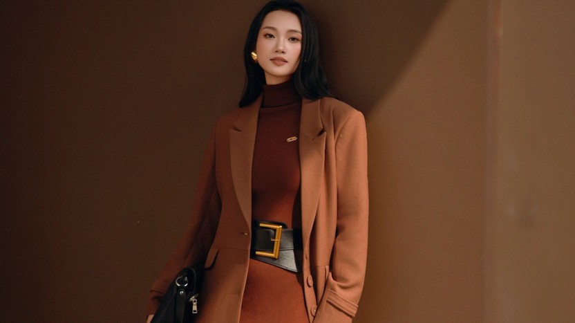 Diện trang phục sắc nâu sang trọng không cần phô trương