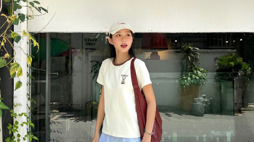 Duyên dáng, nổi bật khi kết hợp áo thun và túi xách thời trang