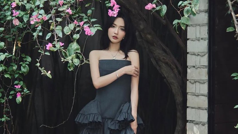 Đôi chân thon gọn với quần tất đen