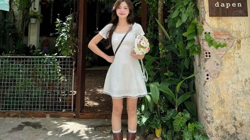 Váy trắng phối giày bốt, sự giao thoa ngọt ngào đầy sức hút