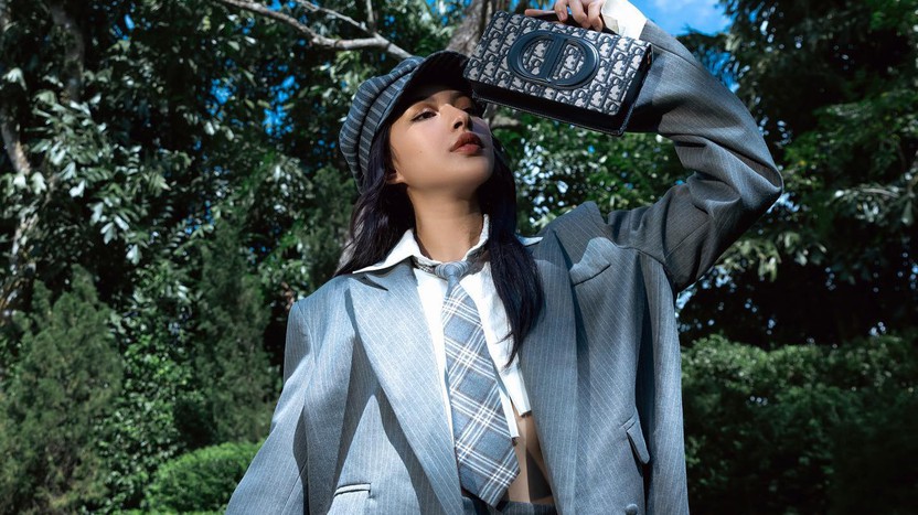 Hơi thở cổ điển trong bản phối áo blazer và mũ newsboy