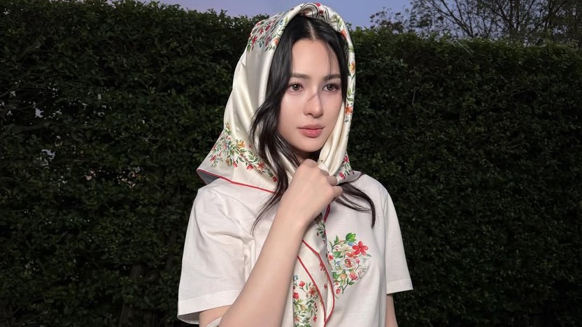 Điểm xuyết vào những chuyến du lịch đầu năm với khăn lụa họa tiết hoa