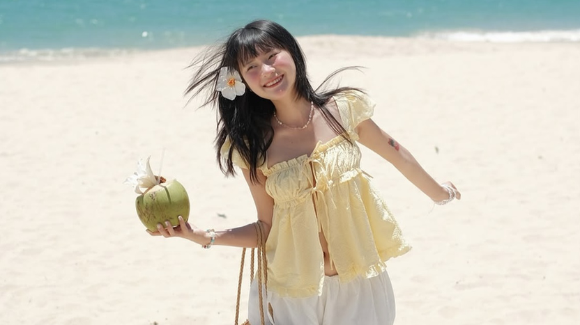 Bản phối vàng và trắng: Bí quyết mặc đẹp rạng rỡ trong nắng hè