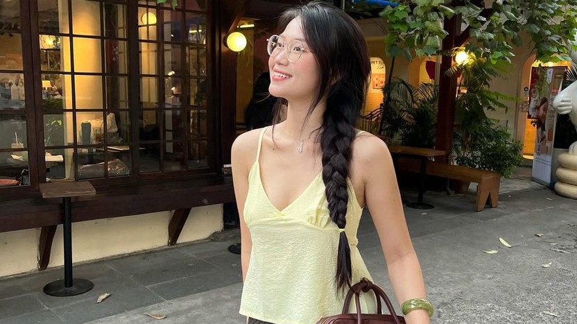 Áo hai dây cổ chữ V: Khi gợi cảm chạm đến sự tinh giản