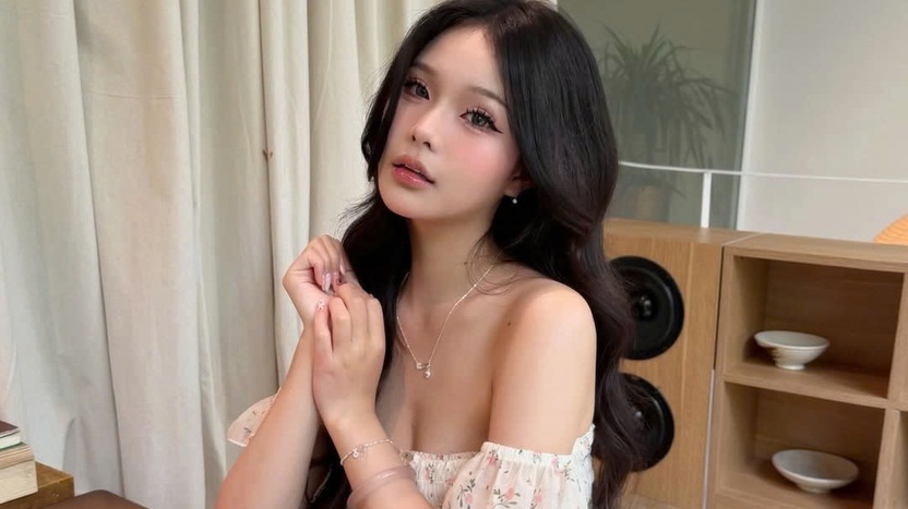 Chỉ một sợi dây chuyền mảnh giúp nàng nâng tầm trang phục