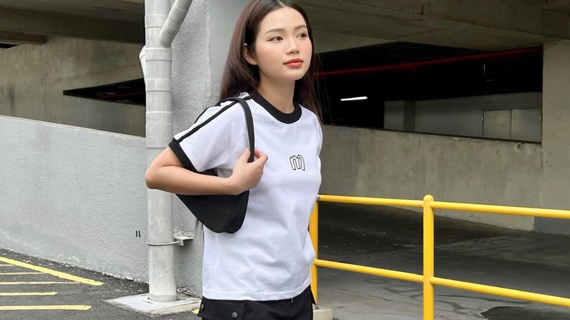 Khoe chân dài miên man nhờ cặp đôi baby tee và váy ngắn
