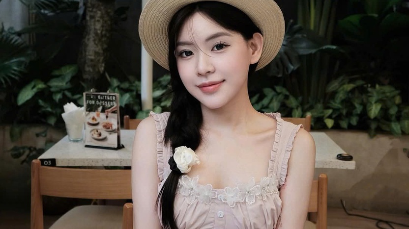 Chút tinh tế từ áo kiểu đính khuy giúp nàng thêm phần thanh lịch