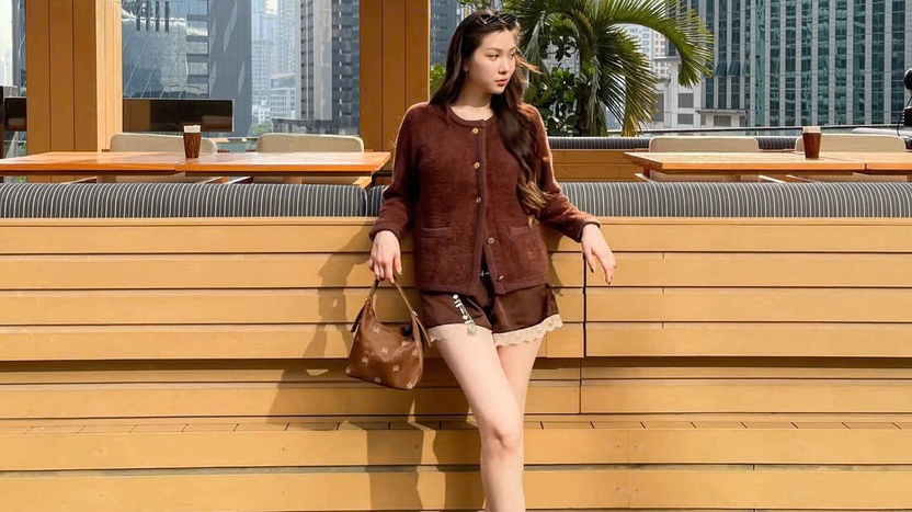 Diện quần shorts và dép xỏ ngón năng động cho ngày nắng