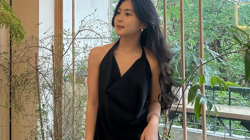 Thiết kế cổ yếm thoáng nhẹ, phù hợp với những ngày hè nắng nóng