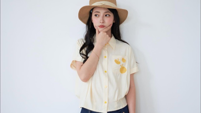 Phối đồ tối giản với áo sơ mi, áo blouse và quần jeans xanh