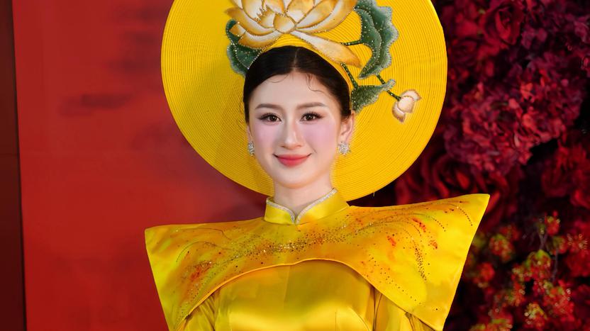 Á hậu Việt tái xuất sàn diễn, khoe nhan sắc rạng rỡ tuổi 21