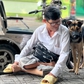 Người đàn ông bán vé số luôn chia phần cơm nuôi chú chó bầu bạn cùng mình