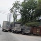 Xe tải, container đậu bát nháo trên đường, gây nguy hiểm