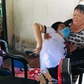 Người mẹ nghèo miền Tây 6 lượt 'ẵm 2 con' đến trường mỗi ngày