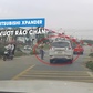 Ô tô Mitsubishi Xpander bon chen vượt rào chắn đường sắt: ‘Lắc đầu’ ý thức giao thông