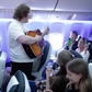 Phấn khích khi nam ca sĩ trẻ nổi tiếng bất ngờ biểu diễn trên chuyến bay