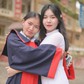 Xúc động hình ảnh nữ sinh lớp 12 mặc áo cử nhân cho mẹ