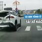 'Rùng rợn' ô tô con dừng đèn vàng bị xe ben tông văng: Tài xế nào sai?