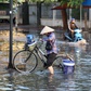 Triều cường gây ngập đường phố Hạ Long: 'Người dân phải sống khổ đến bao giờ?'