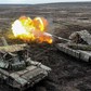 Xe tăng T-80 giúp Nga tiến lên ở Donetsk, Ukraine nói bắn hạ Su-25 của Nga