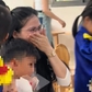 Cô giáo và trẻ mầm non bật khóc vì ba, mẹ bận việc không dự lễ tri ân