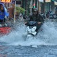 TP.HCM có mưa lớn chiều nay: Xe lội nước trên đường... 'như sông'