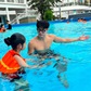 Kình ngư Hoàng Quý Phước truyền cảm hứng, dạy bơi cho trẻ em Quảng Ninh