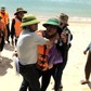 Quảng Bình: Tiếp nhận 4 thuyền viên tàu cá bị chìm ngoài khơi