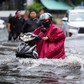 Nước ngập hơn nửa mét ở phố 'nhà giàu' Thảo Điền sau mưa: Tây, ta cùng lội nước