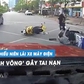 Thiếu niên đầu trần lái xe máy điện đánh võng gây tai nạn