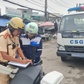 Chạy xe máy vào làn ô tô bị CSGT TP.HCM phạt: 'Công ty gọi đi làm gấp...'