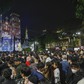 'Biển người' đổ về trung tâm Hà Nội đêm Giáng sinh