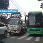 Xe khách ngang nhiên 'cướp làn' trên phố, chặn hết lối đi của xe ngược hướng