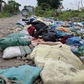 Bãi rác tràn lan trên đường