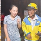 Chú shipper lớn tuổi xúc động khi chủ tiệm hải sản tặng 2 con tôm hùm
