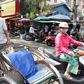 Tuổi già mưu sinh: Thương 'bác tài' cao tuổi ngắc ngoải cuốc xe nhọc nhằn