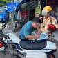 CSGT TP.HCM phạt hàng loạt tài xế xe buýt dừng không sát lề, vượt đèn đỏ