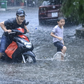 TP.HCM đón trận mưa lớn nhất từ đầu năm đến nay: Bất ngờ ở những 'rốn ngập'