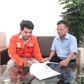 Trao tiền giúp các hoàn cảnh khó khăn, bệnh tật
