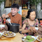 Làm thịt kho tàu, canh khổ qua từ... rau câu, chàng trai miền Tây nhận 'triệu view'