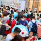 Chen nhau để check-in với mèo máy Doraemon tại Landmark 81