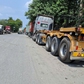 Xe tải, container đậu bát nháo trên đường