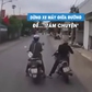 Hai người phụ nữ ngang nhiên dừng xe máy giữa đường... để 'tám chuyện'