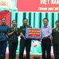 Ông Nguyễn Thanh Nghị tặng quà cho khối nữ du kích miền Nam tham gia diễu binh 2.9