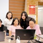 Cả văn phòng gen Z hỗ trợ thực tập sinh U50