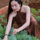Cô gái xinh đẹp và cuộc sống trong căn nhà gỗ với vườn rau xanh