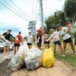 Tưởng chỉ chạy bộ, nhóm runner bất ngờ lôi về gần 50 kg rác từ trong rừng
