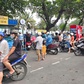 Bãi giữ xe Nha Trang quá tải, người dân chen chúc chờ tắm biển