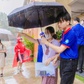 Phụ huynh, thí sinh gửi lời cảm ơn vì tình nguyện viên đã che mưa, nắng