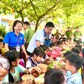 Bữa cơm ấm áp và những món quà sẻ chia